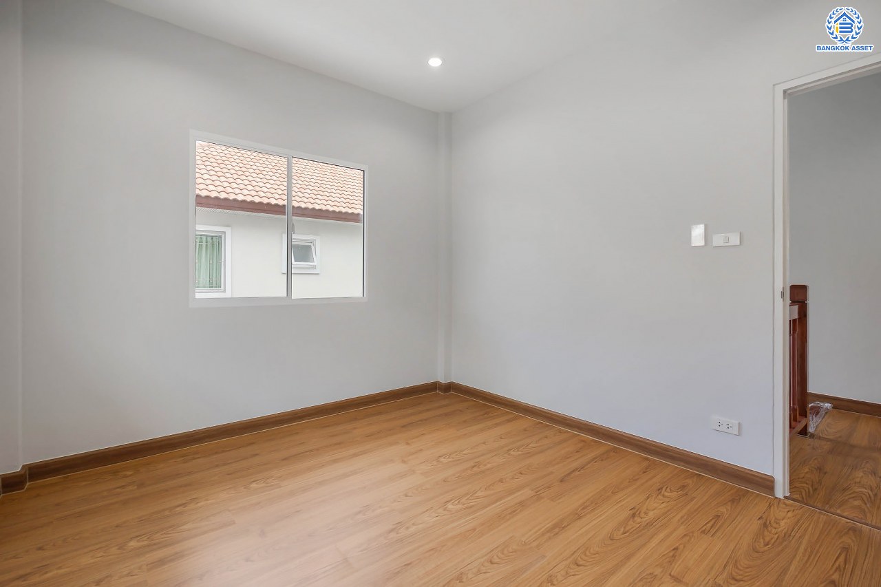 บ้านมือสองตกแต่งใหม่ ม.ชวนชื่น บรู๊คไซด์ ราชพฤกษ์-ติวานนท์ เนื้อที่ 53.6 ตร.ว. ฟังก์ชัน 3 ห้องนอน 2 ห้องน้ำ จอดรถได้ 1 คัน บรรยากาศเงียบสงบเป็นส่วนตัว สิ่งอำนวยความสะดวกมากมาย! บนทำเลศักยภาพ หน้าโครงการติดถนนใหญ่ ใกล้จุดขึ้นทางด่วน "ศรีสมาน"